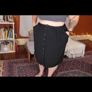 size XL button-up solid black medium length skirt